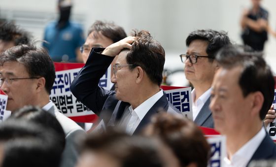 머리 쓸어넘기는 권성동 의원