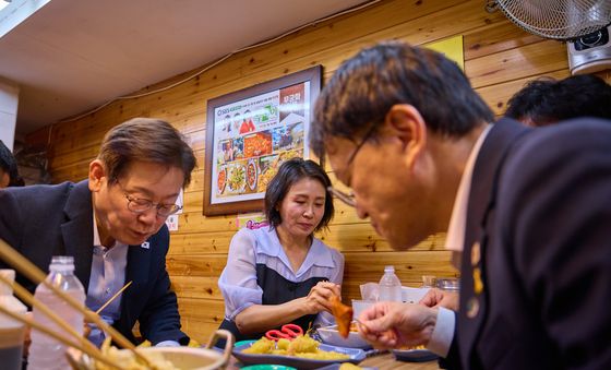 전통시장서 분식 먹은 이재명 대통령 부부