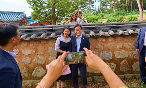 이재명 대통령 부부 '시민들과 기념촬영'