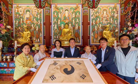 진관사 태극기 들어보는 이재명 대통령 부부