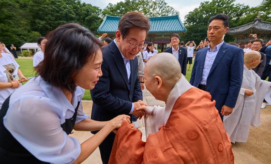 진관사 찾은 이재명 대통령 부부