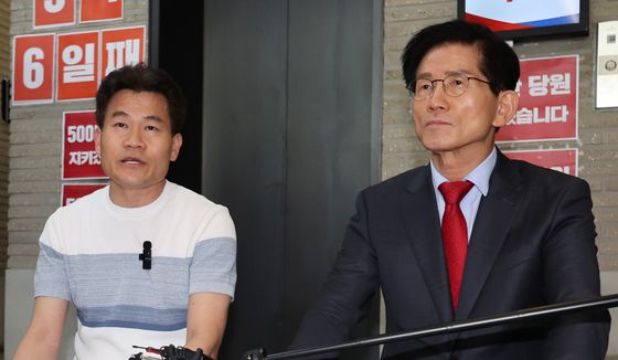 국민의힘 당사에서 농성 중인 김문수 후보 만나는 전한길