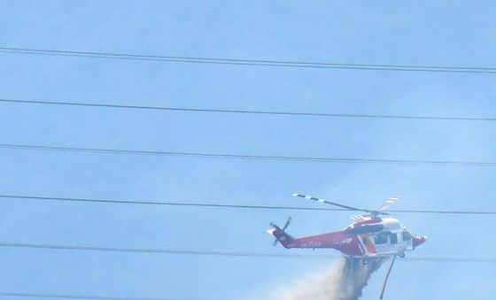 포항 산불 진화 중인 경북소방헬기