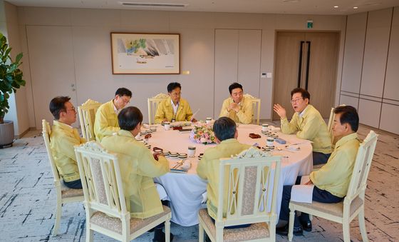 김민석 총리과 대화하는 이재명 대통령