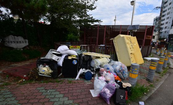 쓰레기에 뒤덮인 인도