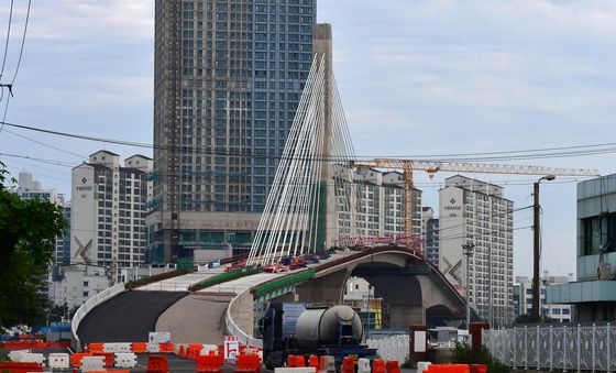 포항해오름대교 올해 준공 안개속으로