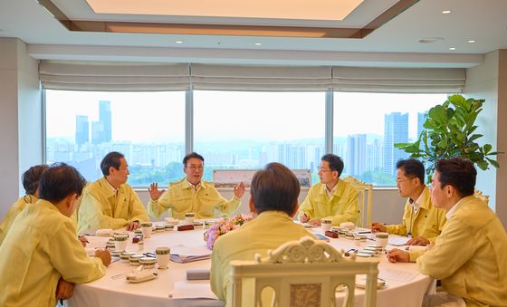 이재명 대통령과 대화하는 김민석 총리
