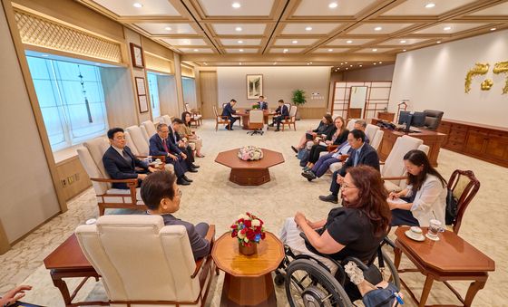 태미 덕워스 상원의원과 대화하는 이재명 대통령