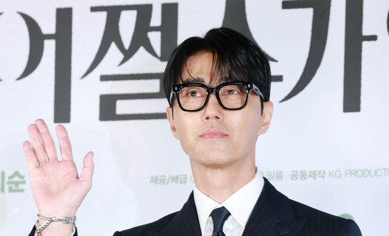 차승원, 빛나는 손 인사