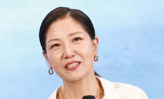 인사말 하는 서이숙