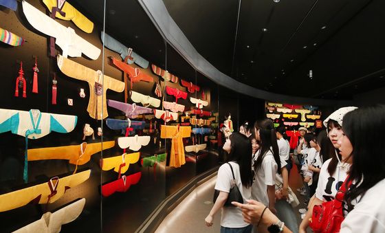 다양한 한복 살펴보는 한·일 청소년