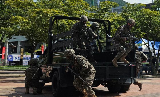 신속하게 제압한다