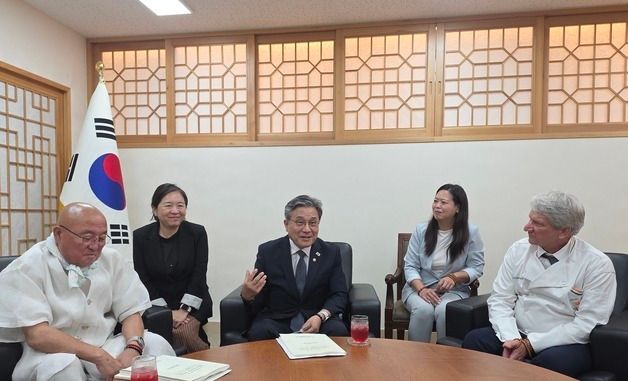 발표자들과 환담 나누는 허민 국가유산청장