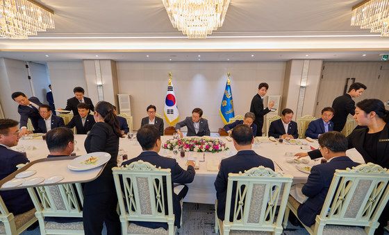 전국 시·도지사 간담회 오찬 갖는 이재명 대통령