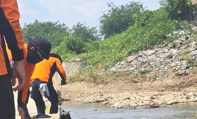 수해 실종자 수색 중인 소방대원들