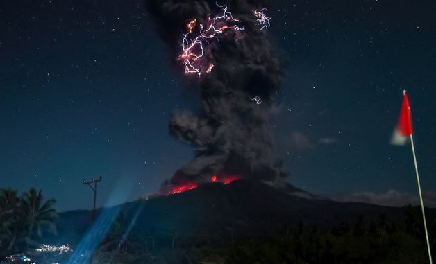 [포토] 격렬하게 분화하는 인니 르워토비 화산