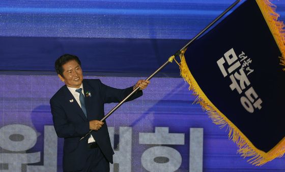 당기 받은 정청래 신임 민주당 대표