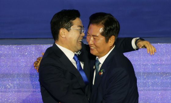 박찬대와 포옹하는 정청래 신임 당대표