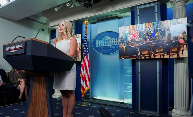 [포토]트럼프·유럽 지도자 간 우크라戰 종식 논의 설명하는 백악관 대변인