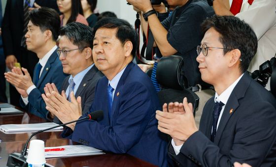 손뼉치는 구윤철 부총리