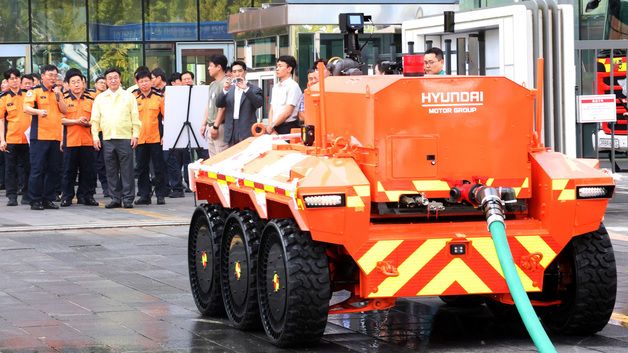 무인소방로봇 시연 모델 설명듣는 윤호중 행안부 장관과 허석곤 소방청장
