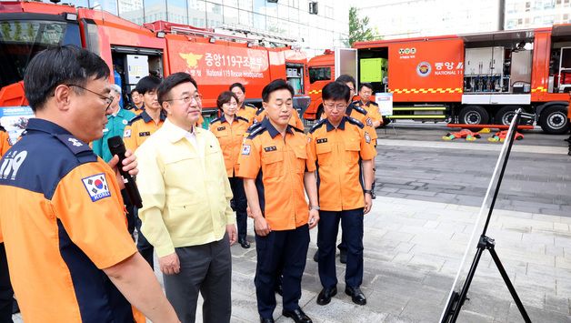 소방청 화재 진압장비 설명 듣는 윤호중 행안부 장관