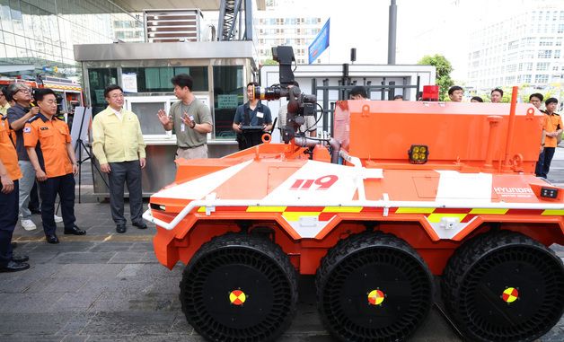 무인소방로봇 시연 모델 설명듣는 윤호중 행안부 장관