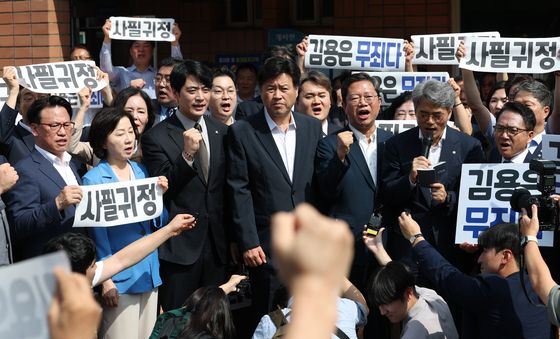 보석 석방 후 기자회견 하는 김용