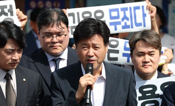 보석 석방 후 기자회견 하는 김용