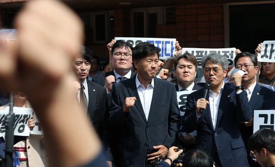 보석 석방 후 기자회견 하는 김용