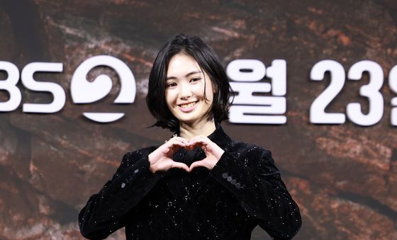 포즈 취하는 대반 배우 레지나 레이