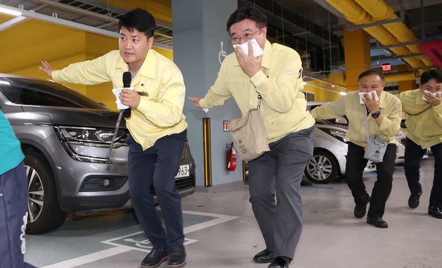 직원들과 화재대피 이동 훈련하는 윤호중 행안부 장관