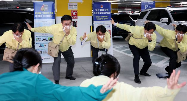 화재대피 이동훈련 참가한 윤호중 행안부 장관