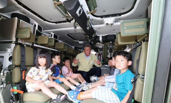 장갑차에서 을지연습 설명하는 정용래 구청장