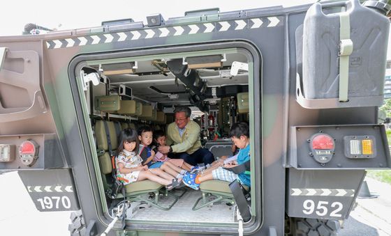 장갑차 탑승 체험하는 어린이