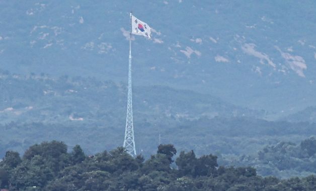 태극기와 북측 초소