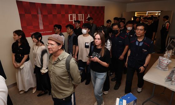 민방위 훈련 참여한 외국인 관광객