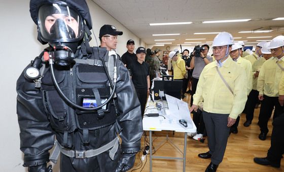 테러 대비 화생방 장비 살펴보는 김민석 국무총리