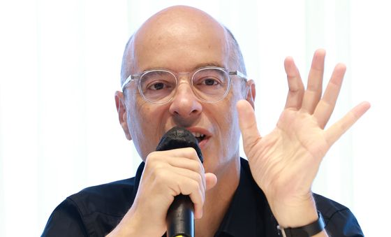 취재진 질문에 답하는 베르나르 베르베르