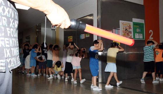 적 공습 상황 대비 민방위 대피훈련 실시