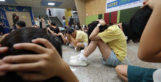 대피 장소로 모인 학생들