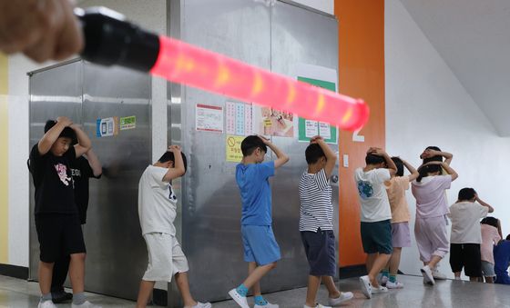 민방위 대피훈련 하는 초등학생들