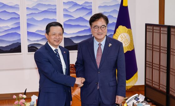 다이빙 대사와 악수하는 우원식 의장