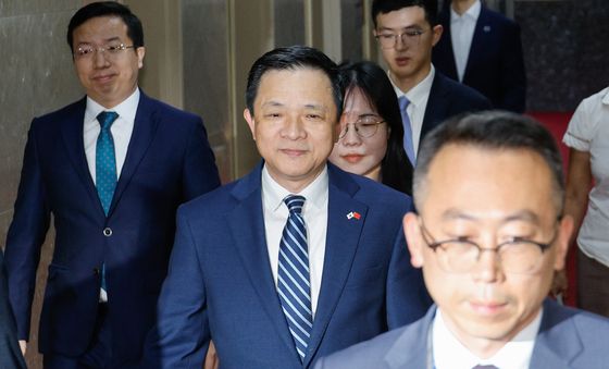 한중 국기 배지 단 다이빙 대사