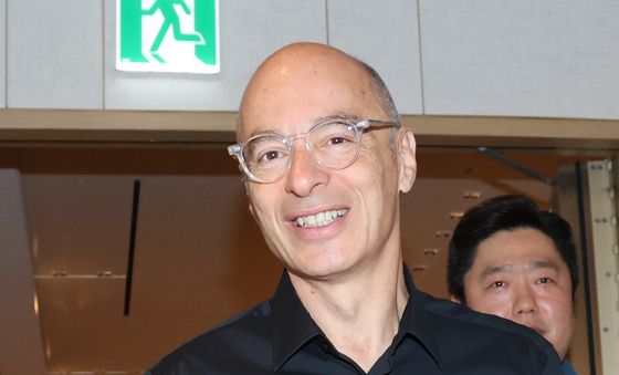 간담회장 들어서는 베르나르 베르베르