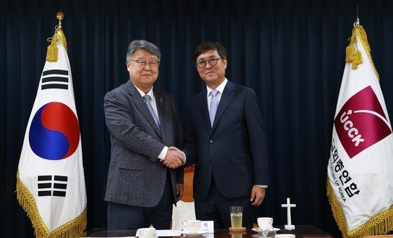 한국교회총연합 대표회장과 악수하는 최휘영 장관