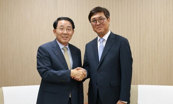한국기독교교회협의회 총무와 악수하는 최휘영 장관