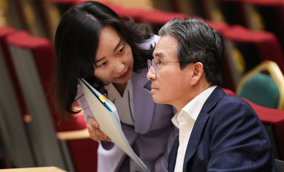 전은수 부대변인과 대화하는 김용범 정책실장