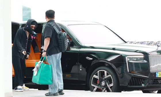 '새 차 샀다' 지드래곤, 출국길 선보인 집 한 채 값 SUV