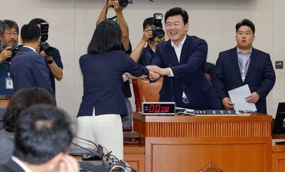 인사 나누는 여야